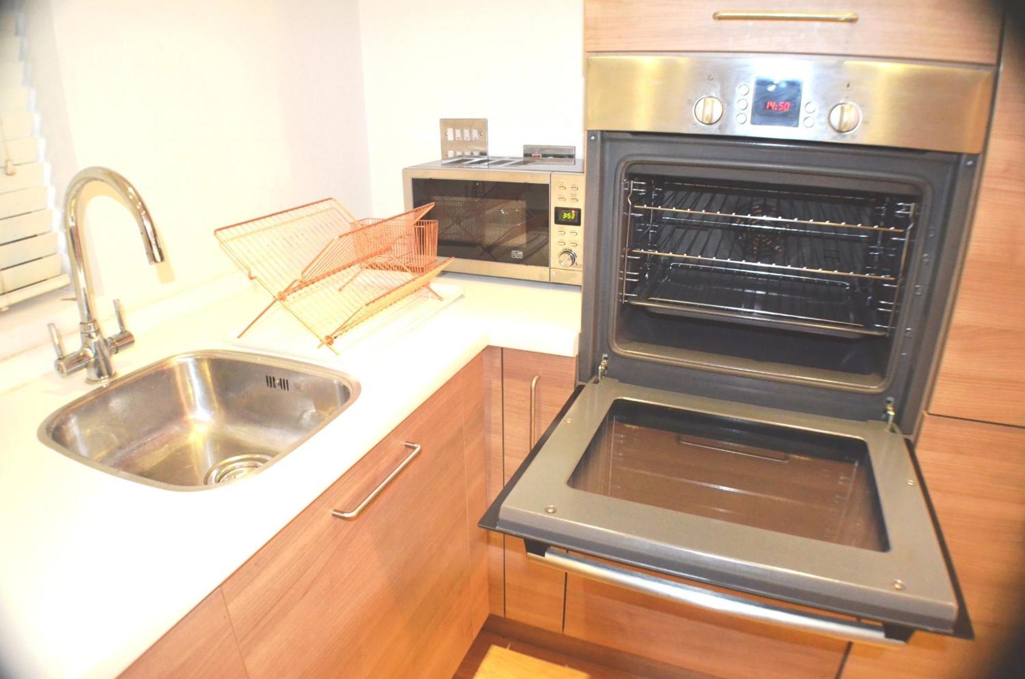 Brentwood Town Retreat - Large 2 Bedroom Apartment Esterno foto